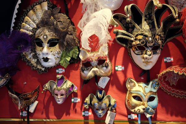 1,900年建造の黒壁ガラス館にはヴェネチアンカーニバルのマスクも飾られていますよ。