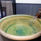 露天風呂は滋賀の焼き物である信楽焼で作られています。静けさの中で聞こえる温泉の音が良いんですよ。