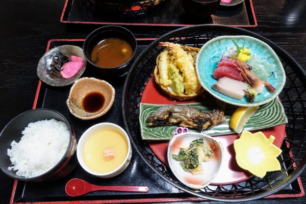 お部屋食。お刺身、天ぷらと美味しそうな和食が勢ぞろい！